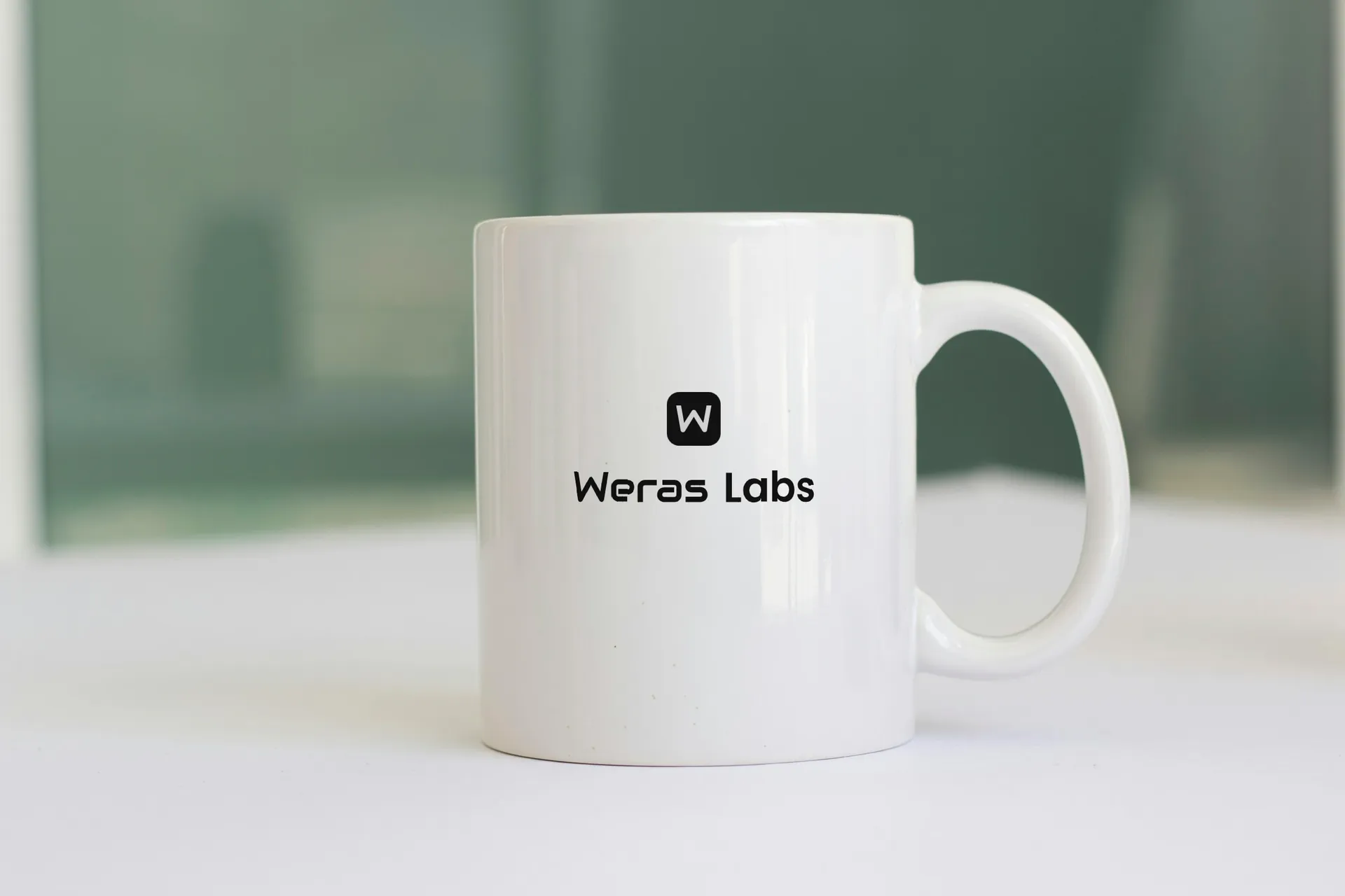 Beyaz kupa üzerinde Weras Labs logosu
