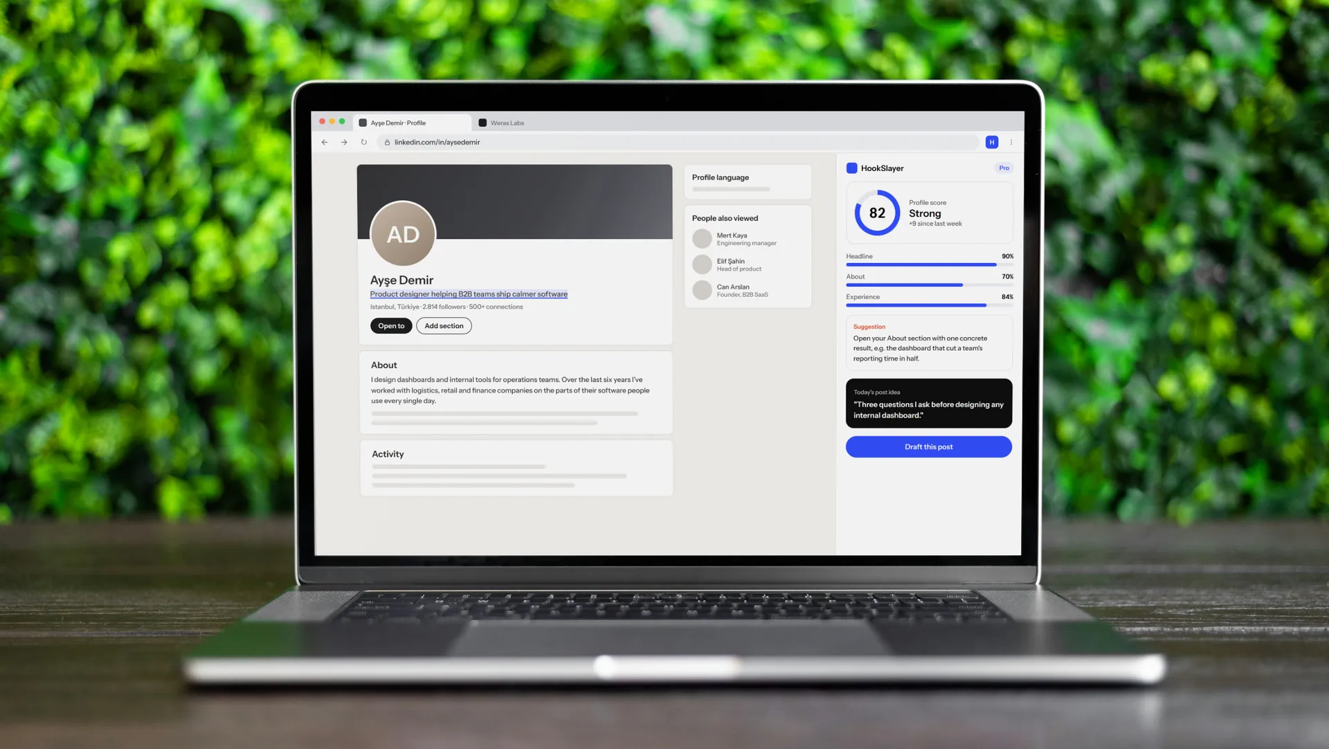 Chrome'da açık HookSlayer eklentisi: LinkedIn profil skoru, bölüm puanları ve günlük gönderi fikri
