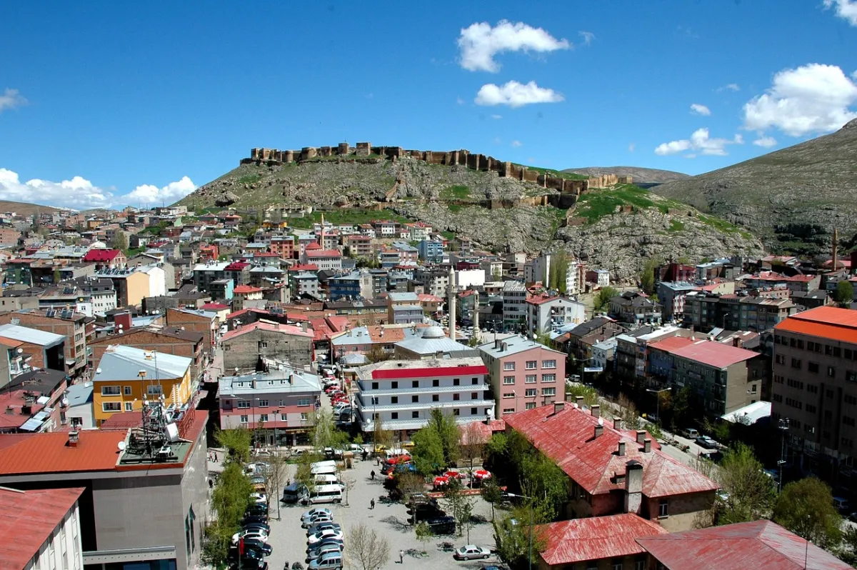 Bayburt web tasarım – Bayburt Kalesi ve şehir merkezi