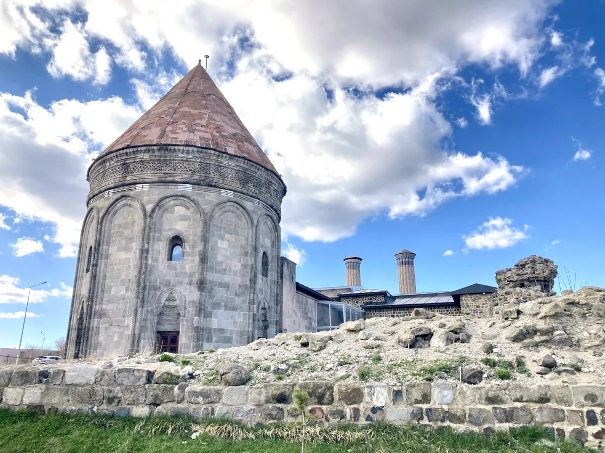 Erzurum web tasarım – Erzurum Üç Kümbetler ve Çifte Minareli Medrese