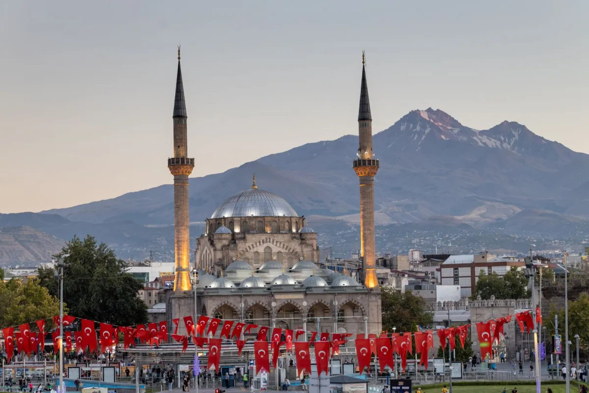 Kayseri web tasarım – Kayseri Cumhuriyet Meydanı ve Erciyes Dağı