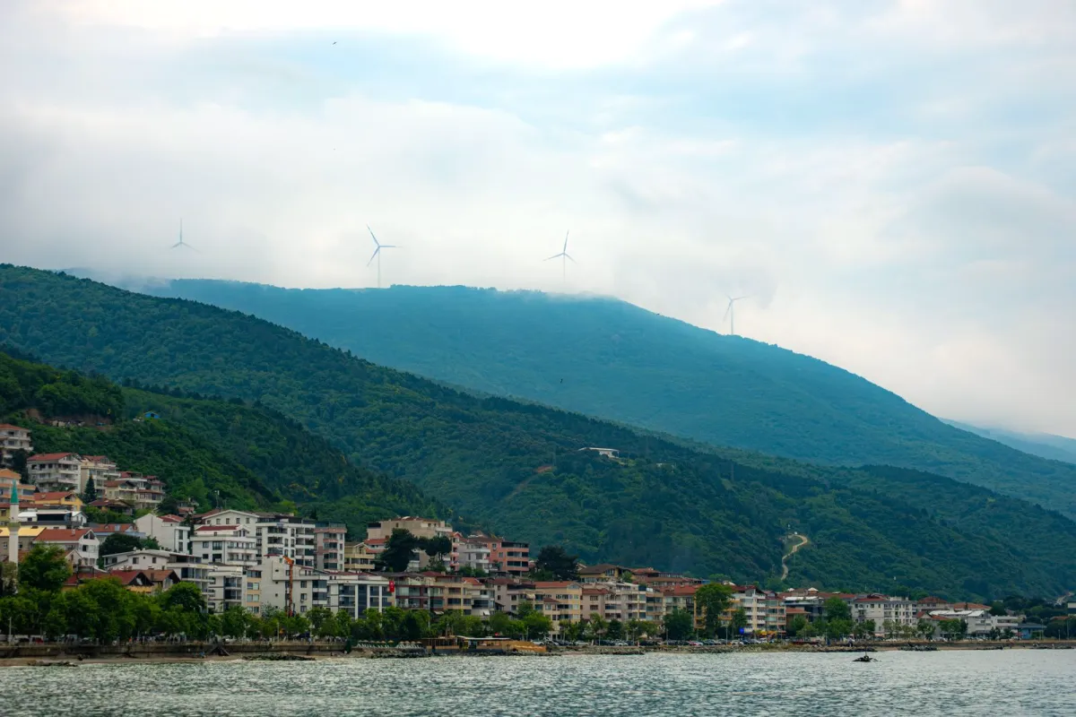 Yalova web tasarım – Yalova sahili ve yeşil tepeler