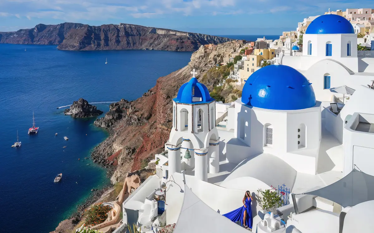 Web design in Greece: Three domes of Oia in Santorini