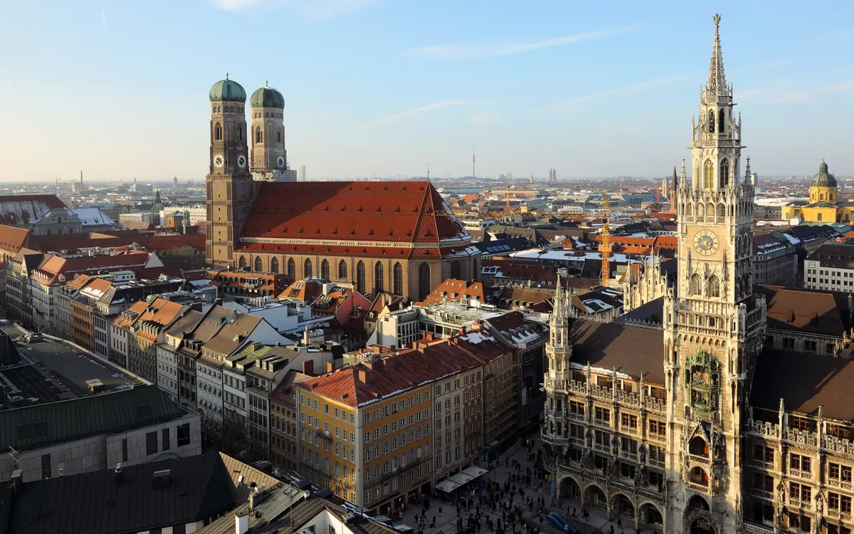 Web design in Munich: Frauenkirche and Neues Rathaus, Munich March 2013