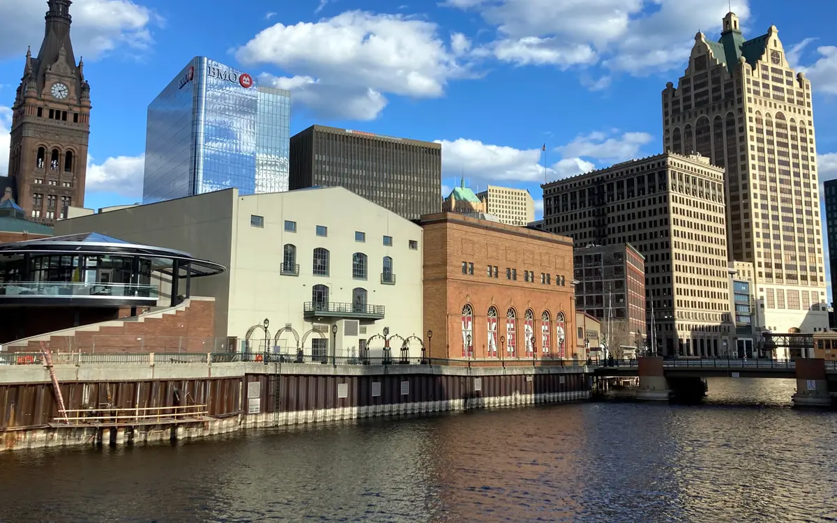 Web design in Wisconsin: A view of the city skyline and the Milwaukee River in Milwaukee, Wisconsin (United States).